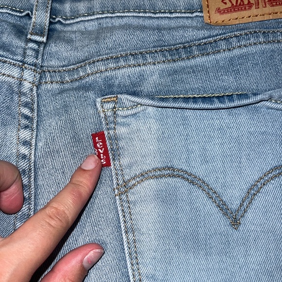 (27) Levi Lightwash Skinny Jeans - Picture 5 of 6